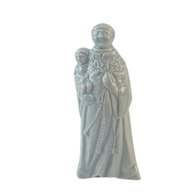estátua cinza de santo com criança ao colo em fundo branco