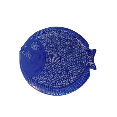 Prato azul em cerâmica com formato de peixe e textura de escamas