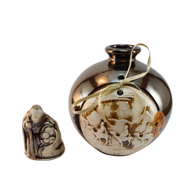 Conjunto de cerâmica com garrafa castanha e figura Madonna em bege