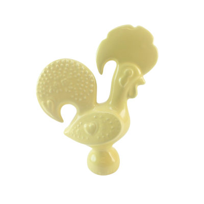 Figura amarela de galo decorativo em plástico com textura e corações.