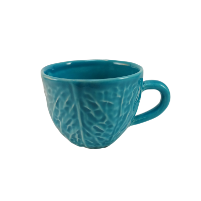 Xícara azul de cerâmica com textura de folhas