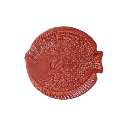 Prato de cerâmica vermelho em formato de peixe com textura e detalhes