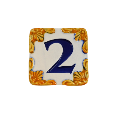 Placa cerâmica quadrada com número 2 em azul e ornamentos amarelos