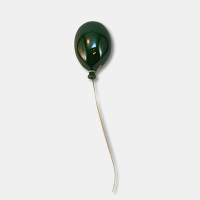 Balão verde escuro com cordão em fundo branco
