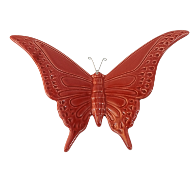 Borboleta decorativa em cerâmica vermelha com antenas metálicas