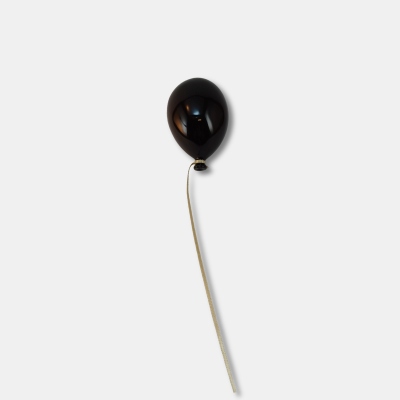 Balão preto com cordão branco sobre fundo branco