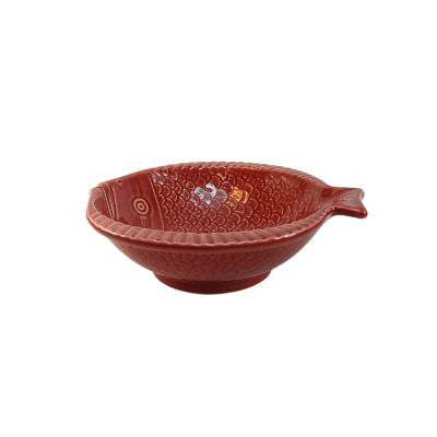 Prato cerâmico vermelho em forma de peixe com textura de escamas