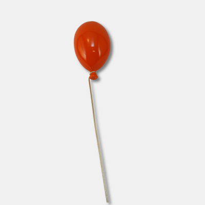 balão vermelho com pau de madeira