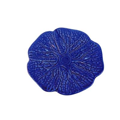 Prato decorativo azul em cerâmica com textura e forma irregular