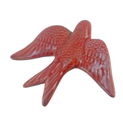 Figura de cerâmica de andorinha vermelha com textura e acabamento brilhante