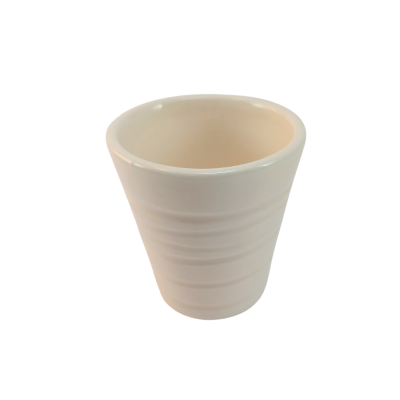 Copo branco de porcelana com textura de anéis horizontais