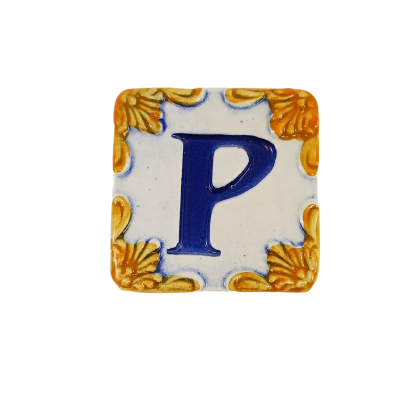 Azulejo quadrado branco com a letra P azul e cantos dourados