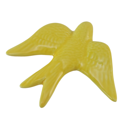 Figura decorativa amarela em forma de pássaro com textura de penas