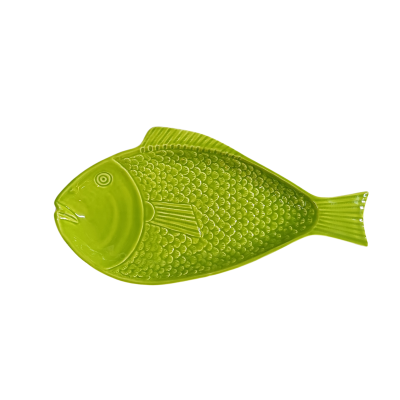 Prato cerâmico verde em forma de peixe com textura de escamas