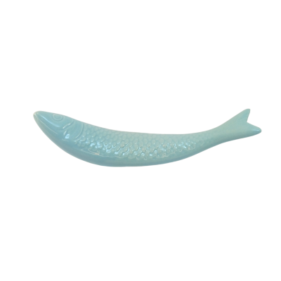 Figura cerâmica azul claro em forma de peixe com textura e olhos em relevo