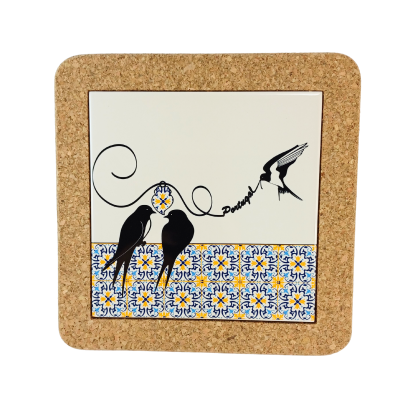 Suporte de copos em cortiça com azulejo e desenho de andorinhas pretas com palavra Portugal.