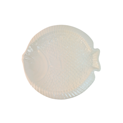 Prato de cerâmica branco em forma de peixe com textura detalhada