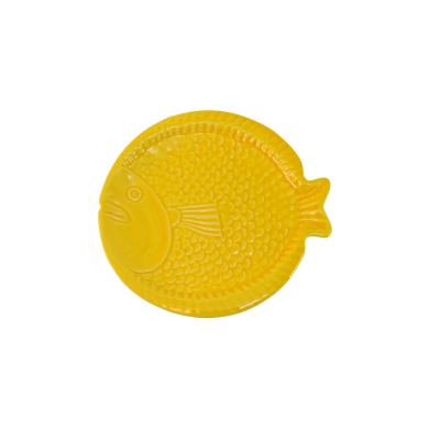 Prato amarelo em forma de peixe com textura de escamas