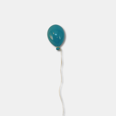 Balão azul com corda contra fundo branco