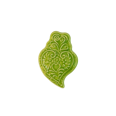 Adorno decorativo verde em forma de gota com padrões em relevo