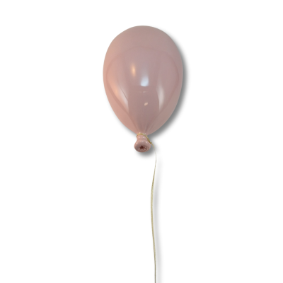Balão rosa claro amarrado com fio branco
