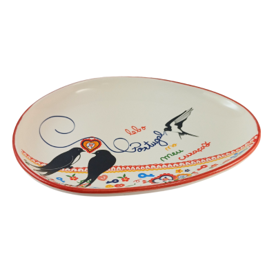 Prato oval de cerâmica decorado com andorinhas, flores e texto colorido.