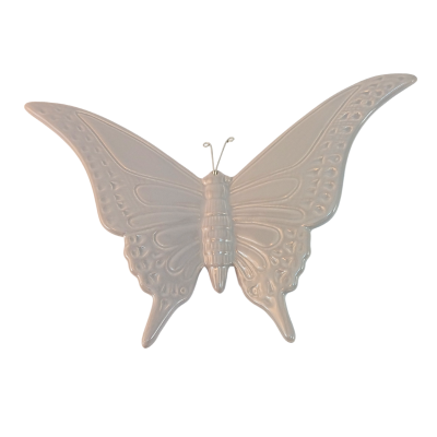 Borboleta decorativa de cerâmica branca com textura detalhada