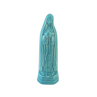 Estátua azul de cerâmica de Nossa Senhora com terço e texto 'FATIMA' na base