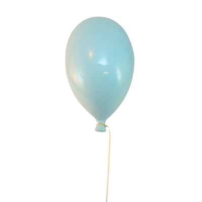 Balão azul claro amarrado a uma corda sobre fundo branco