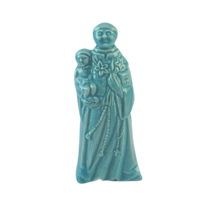 Estátua de cerâmica azul de santo segurando criança com detalhes em relevo