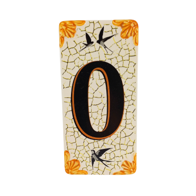 Placa de cerâmica decorativa com o número 0, flores laranja e andorinhas negras