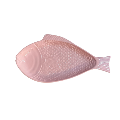 Prato cerâmico rosa em forma de peixe com detalhes em relevo