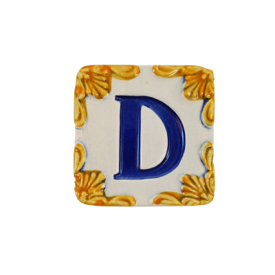 Azulejo quadrado cerâmica letra D azul com ornamentos amarelos