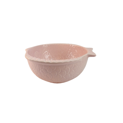 Taça rosa em cerâmica com formato e textura de peixe