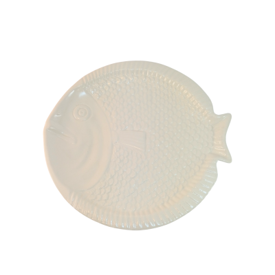Prato cerâmico branco em forma de peixe com textura em relevo