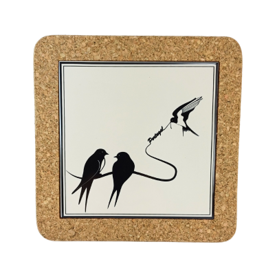 Suporte quadrado para copos com desenho de pássaros em cortiça e branco.