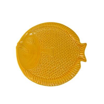 Prato amarelo de cerâmica em formato de peixe com textura de escamas.