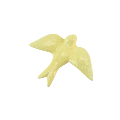 Ornamento em forma de pássaro amarelo sobre fundo branco