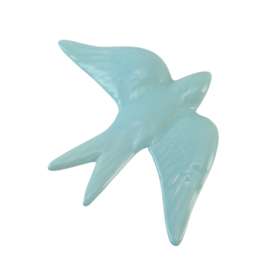 Pássaro decorativo de cerâmica azul sobre fundo branco