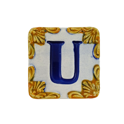 Azulejo cerâmico quadrado com letra U azul e bordas douradas