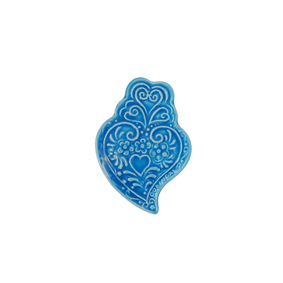 Figura decorativa em cerâmica azul com padrão floral branco e coração