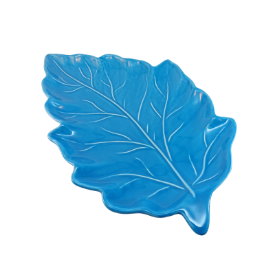 Prato decorativo azul em forma de folha com textura em cerâmica