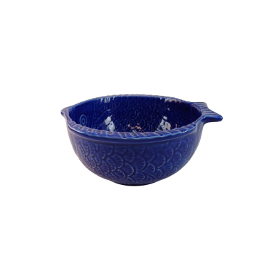 Taça azul em cerâmica em formato de peixe com textura de escamas