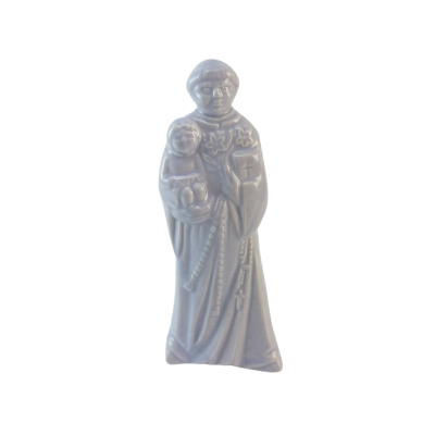 Estatueta cinzenta de um santo segurando uma criança e um crucifixo
