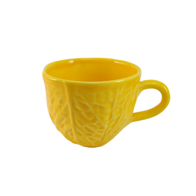 Caneca amarela texturizada em fundo branco