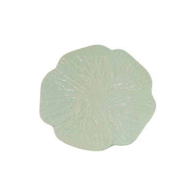 Prato cerâmico verde claro em forma de flor com textura