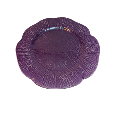 Prato roxo em cerâmica com textura de folhas e bordas onduladas