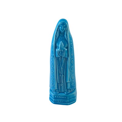 Estátua azul de Nossa Senhora de Fátima em cerâmica com texto na base.