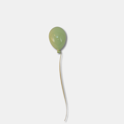 Balão verde claro amarrado a fio branco sobre fundo branco