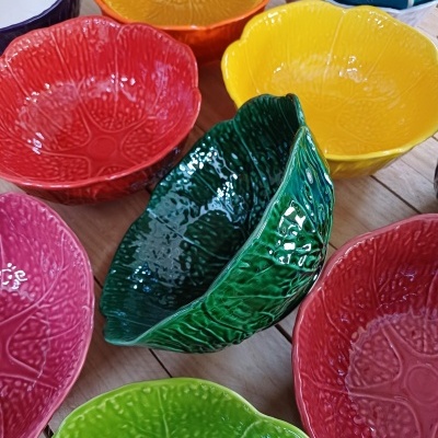 tigelas coloridas em cerâmica com textura de folha
